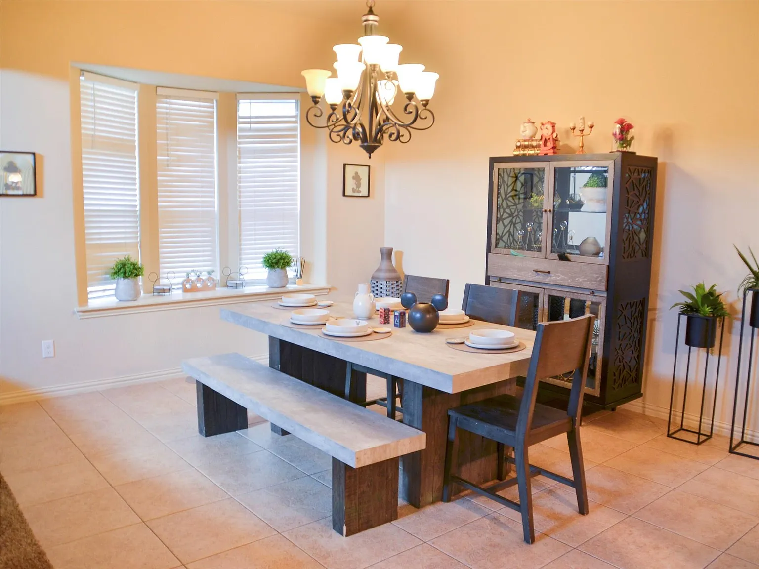4 bed, 3088 sqft, $3,150 — Photo 3