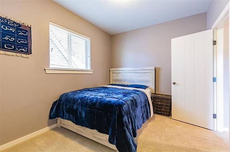Coquitlam House for rent - 5 Bedrooms — photo 12