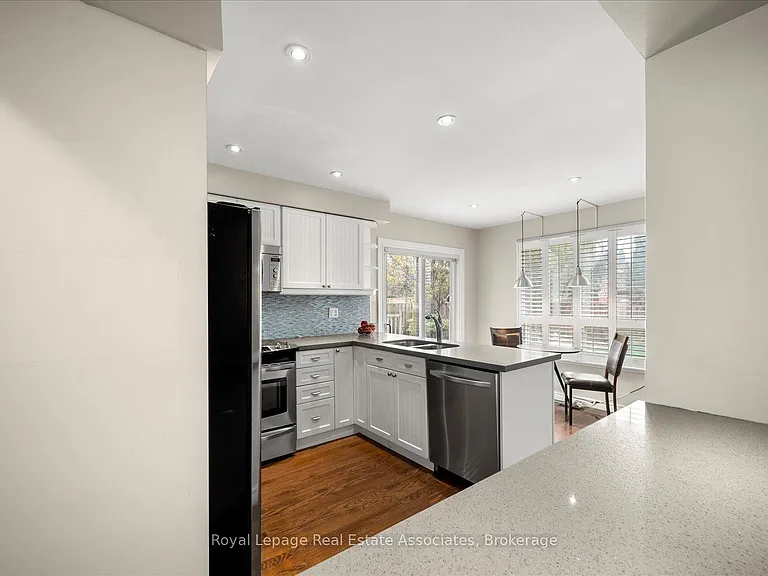 438 Claremont Cres — Photo 12
