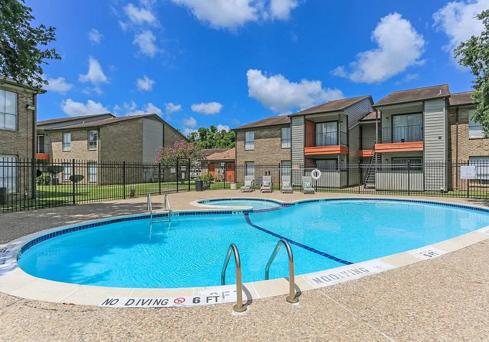 Crescent Wood Apartments — Photo 2