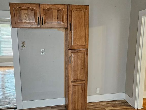 5th image of 418 Newport Ave