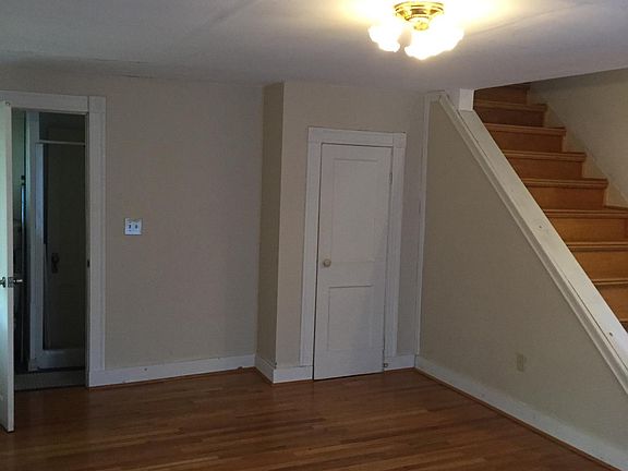 other end of LR and stairway to upstairs