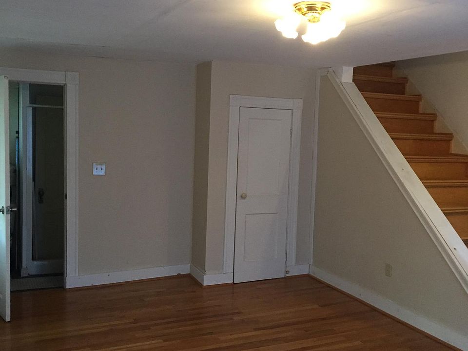 other end of LR and stairway to upstairs