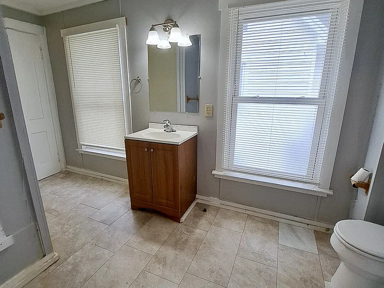 316 N Jackson St — Photo 10