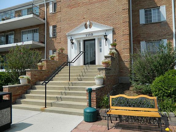 2nd image of 1110 N Farnsworth Ave APT 316