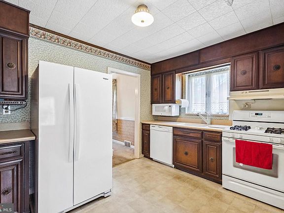 5th image of 33 Sterner Ave