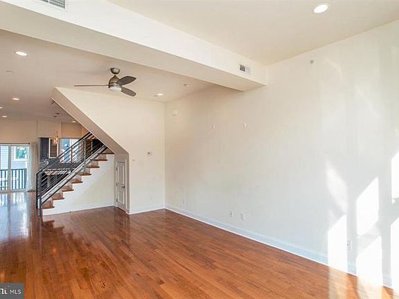 4th image of 1860 Frankford Ave #B