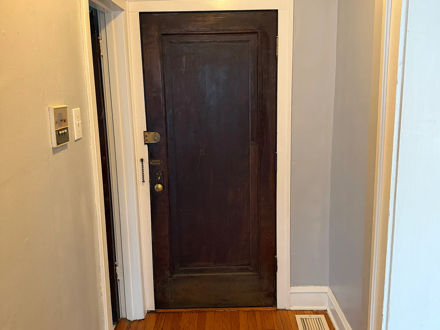 1615 E 85th Pl — Photo 2