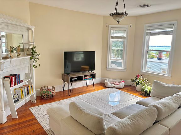 2nd image of 440 E 6th St #3