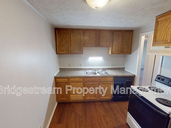 3rd image of 852 Randler Ave