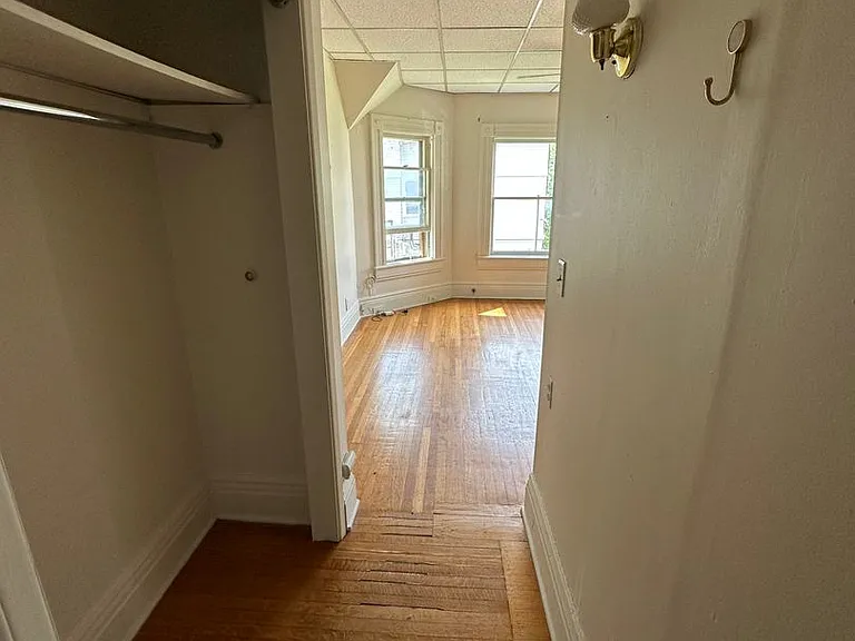 333 Oxford St — Photo 8