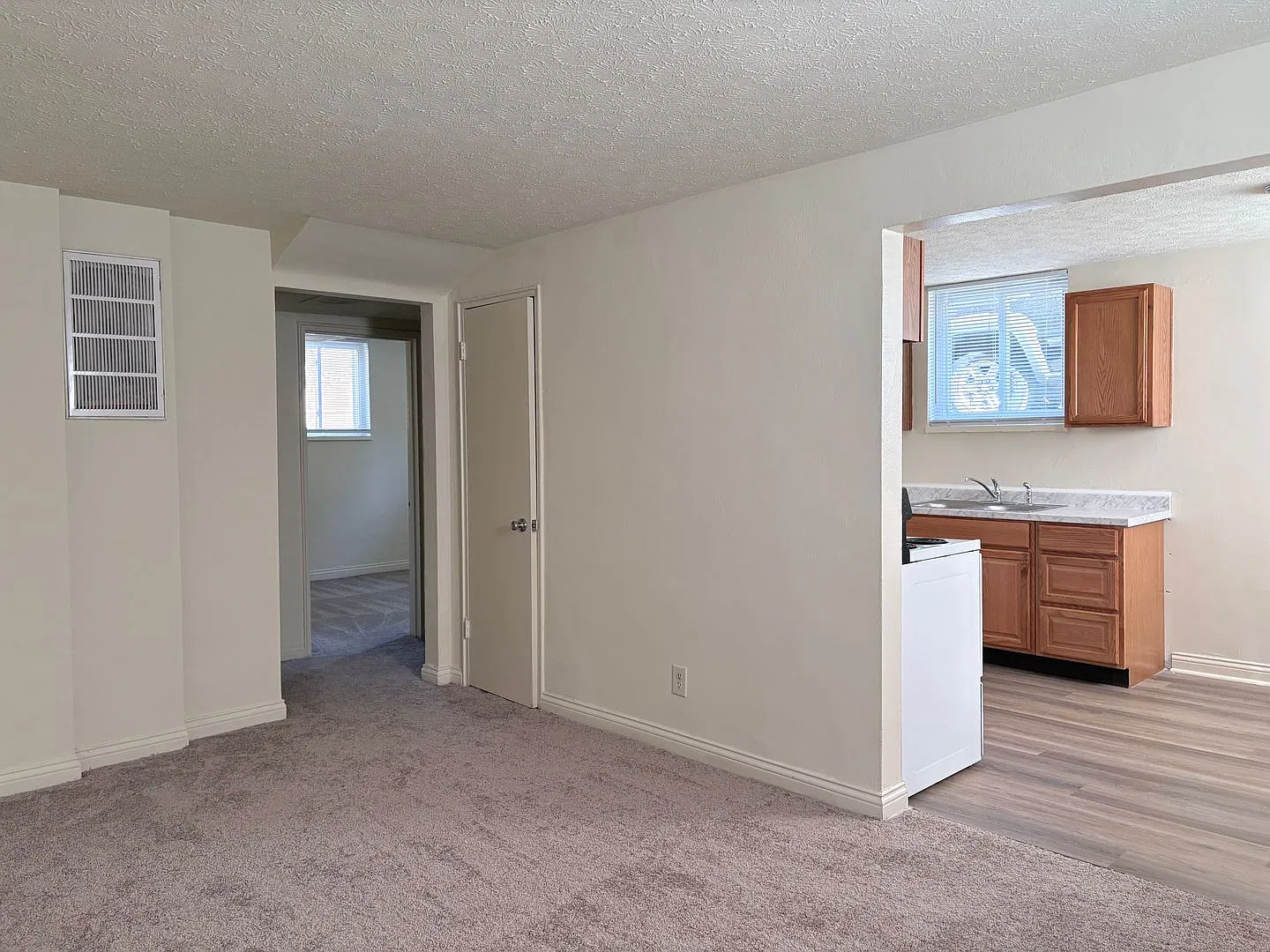 Cozy one bedroom available! — Photo 3