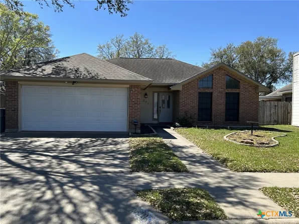 221 Spur Dr, Victoria, TX 77904