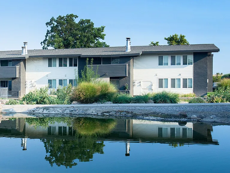 Lakeside Apartments — Photo 4
