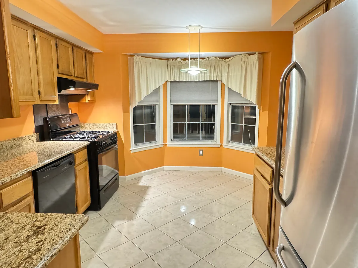 Bright and sunny eat-in kitchen with upgraded appliances and granite countertops - 115 Federal Ct #6