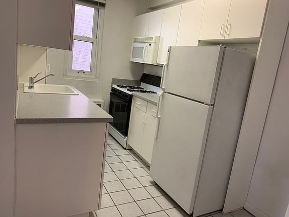 5th image of 301 E 73rd St Penthouse B