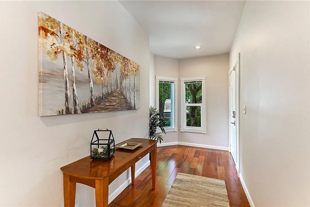 4 bed, 2.5 bath, 2340 sqft, $4,995 — Photo 3