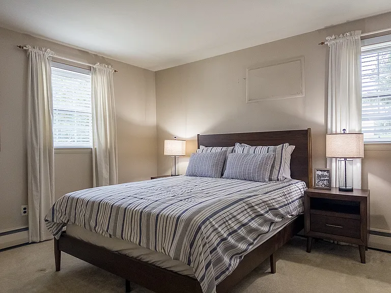 College Arms Apartments — Photo 10