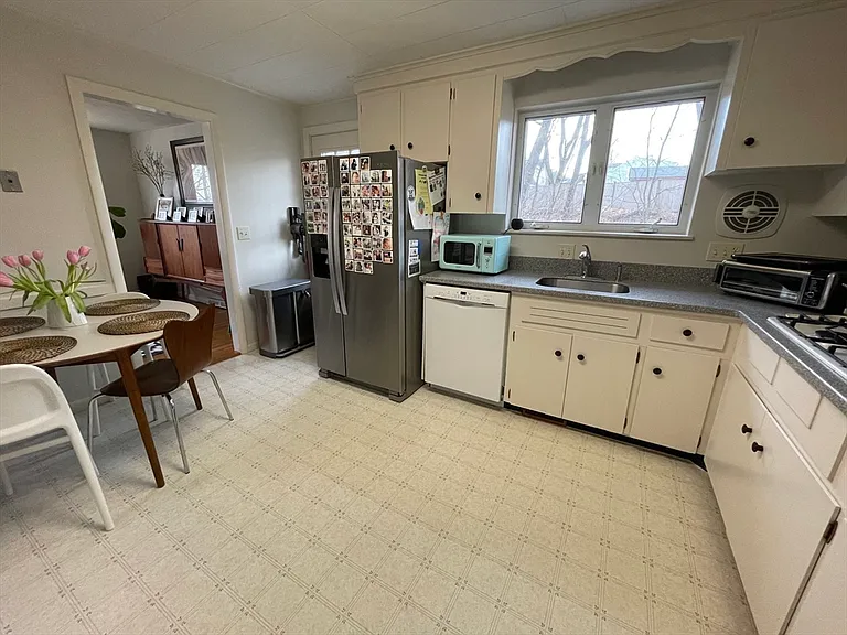 178 Beethoven Ave #- — Photo 3