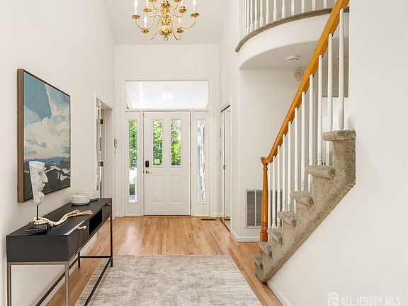 3rd image of 22 Boxwood Dr