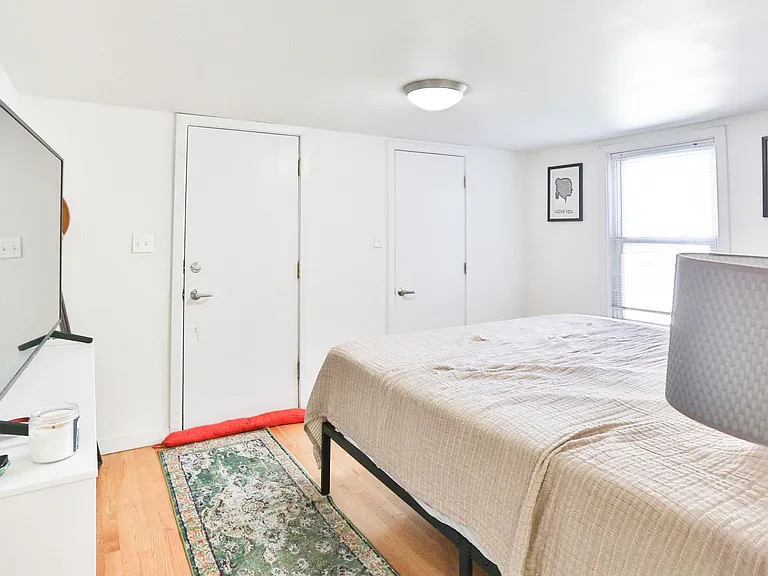 Wicker Park Big 3 Bedroom 2 Bath Private Coach House. Decks and Outdoor Space. — Photo 13