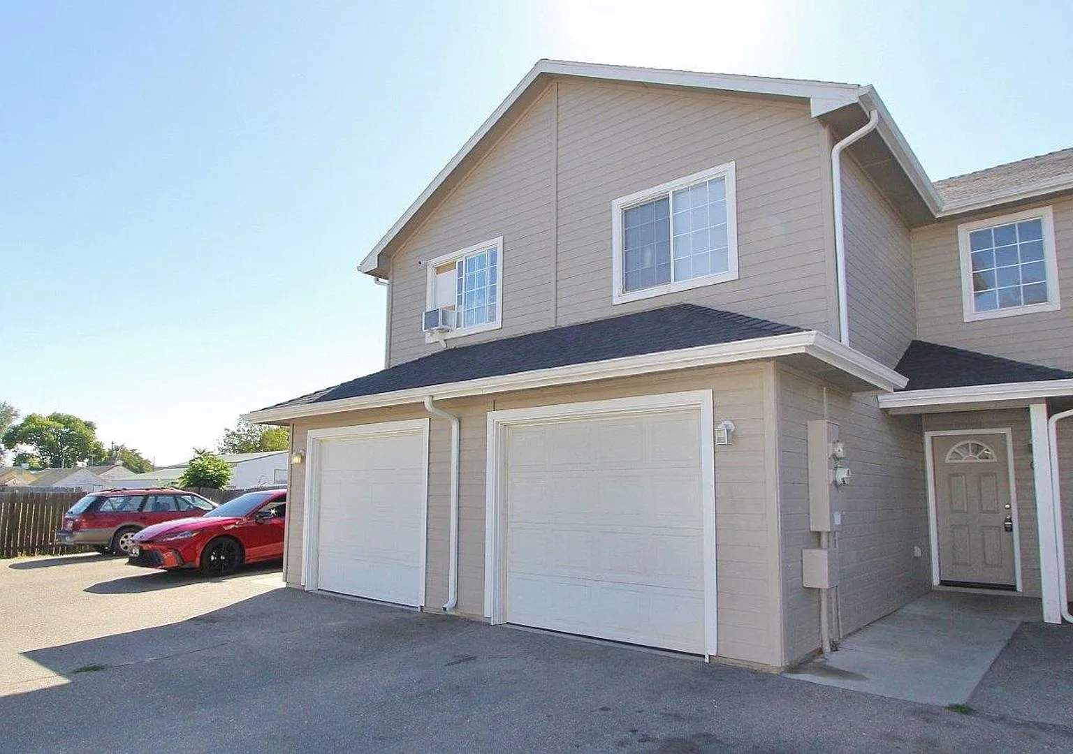 Clean Townhouse w/Garage & No HOA — Photo 2