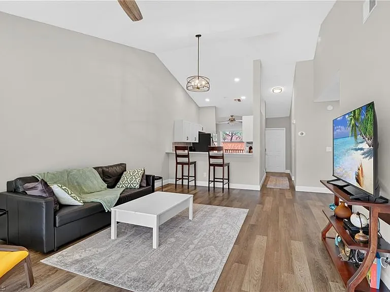 209 Robin Hood Cir #201 — Photo 5