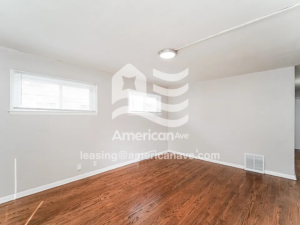 1323338_003_wm_-_living_room_13132721.jpg