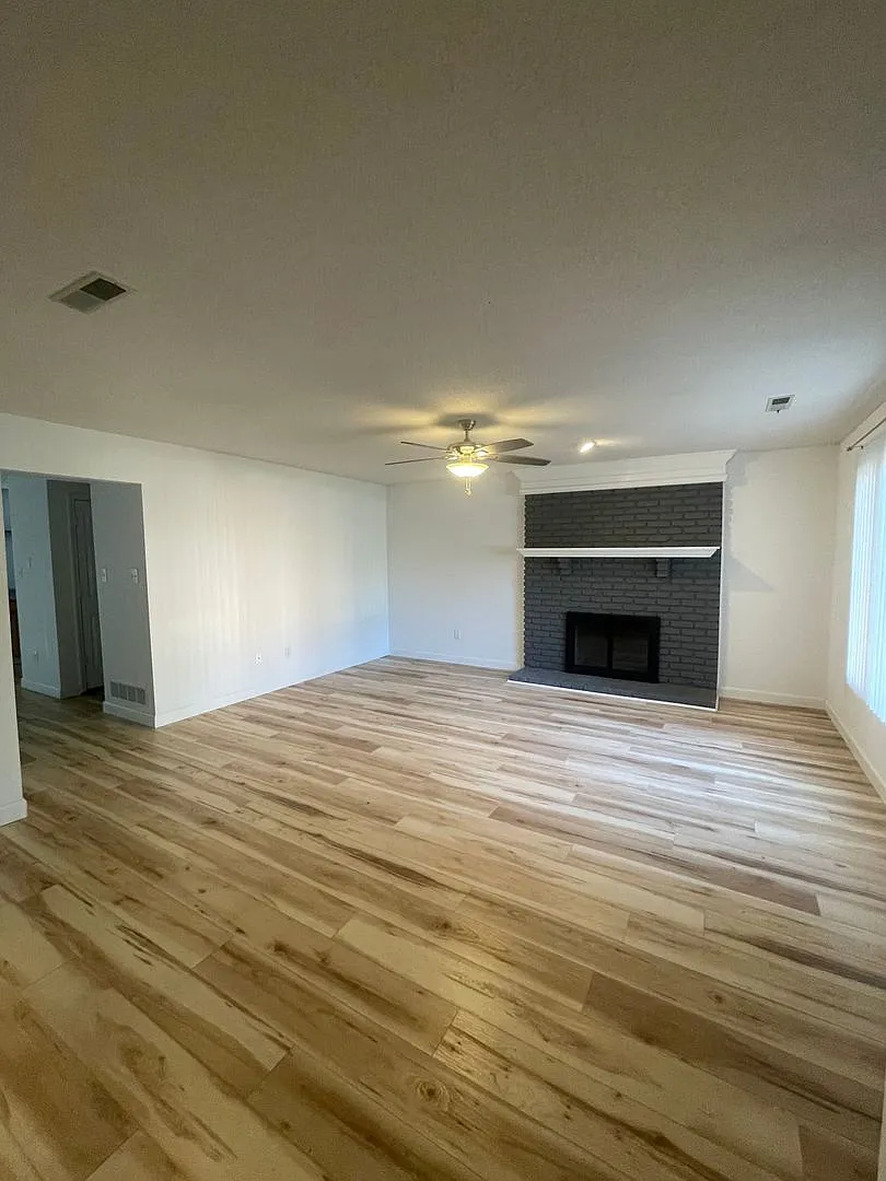4 bed 3.5 bath Townhouse — Photo 2