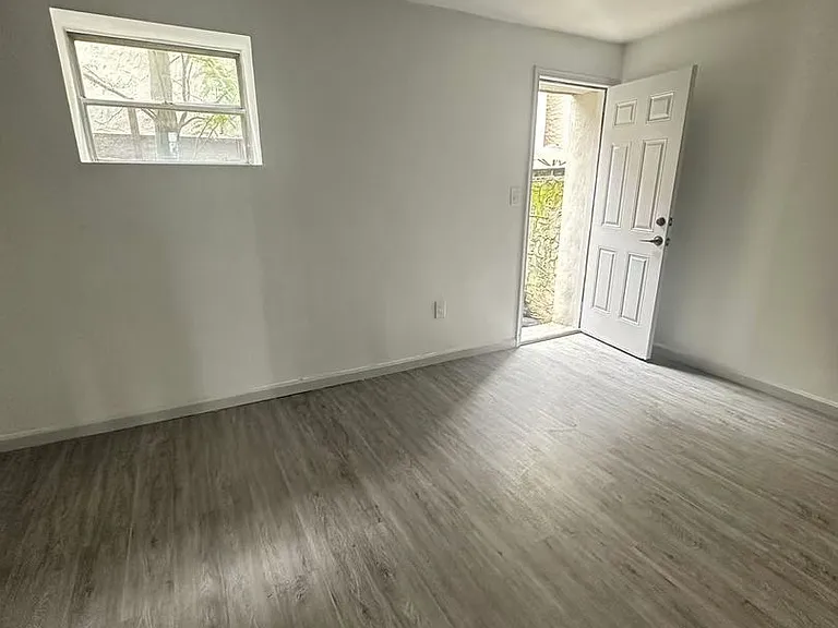 915 Washington Av — Photo 3