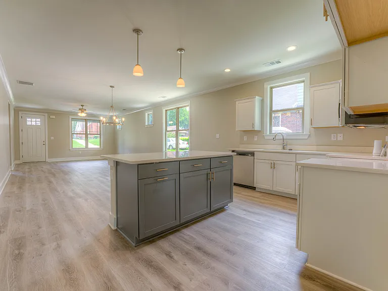 909 N Avalon St — Photo 4