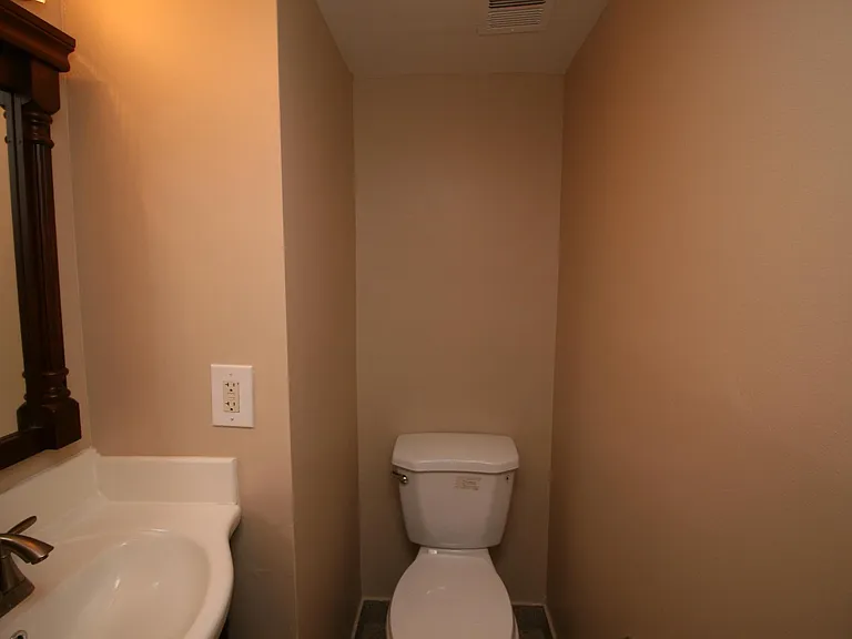 512 Suffield Dr — Photo 26
