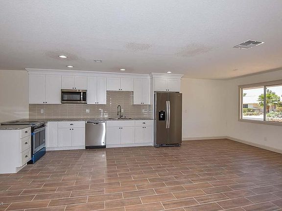 3rd image of 10503 W Kingswood Cir