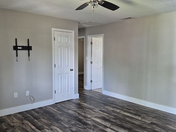 3rd image of 710 S Dixie Ave