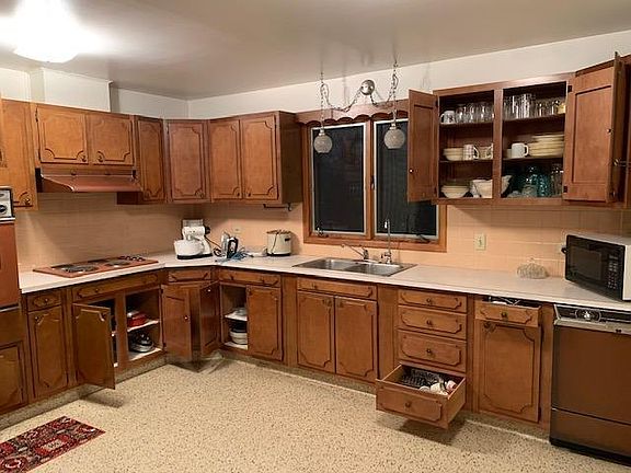 3rd image of 601 Superior St