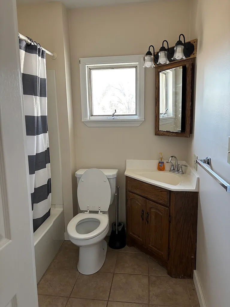 Upstairs full bath - 590 W 3rd St