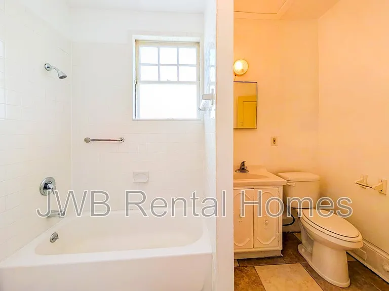 2309 College St — Photo 8