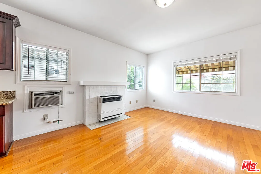 3 bed, 2.0 bath, 1296 sqft, $3,290 — Photo 4