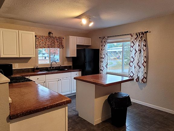 5th image of 8 Hope Ln