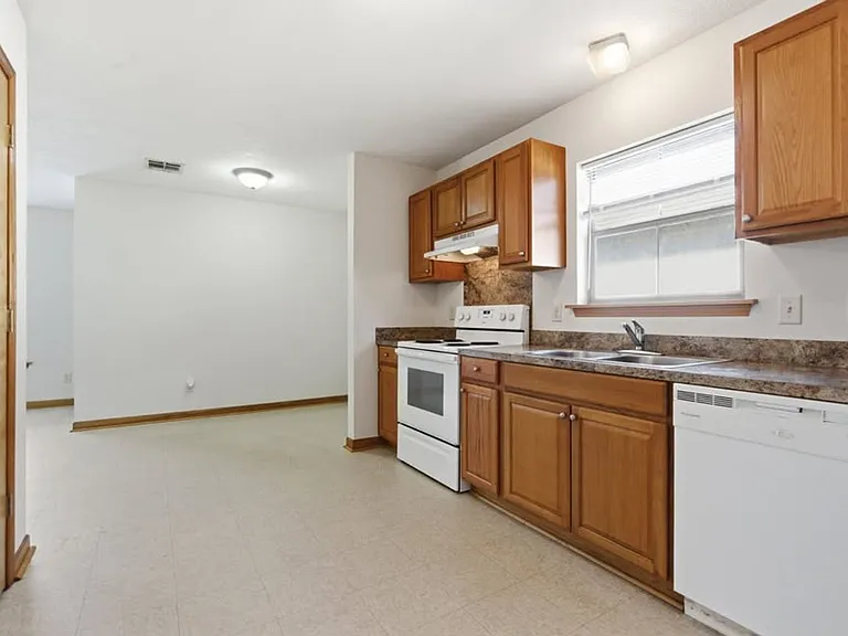 2208 N Malcolm St — Photo 7