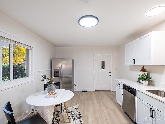4th image of 5042 Woodbine Ave