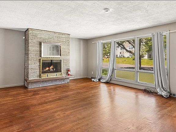 2nd image of 1138 N Glencove Rd