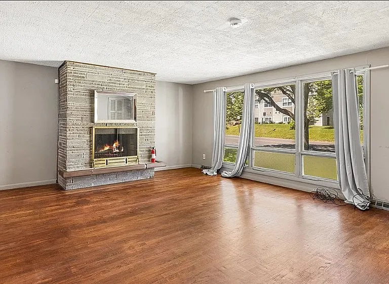 1138 N Glencove Rd — Photo 2