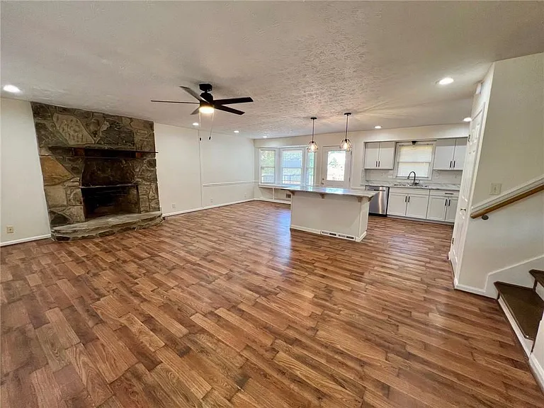 4005 Shallowford Rd — Photo 3