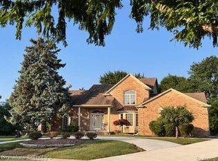 979 Emerson Dr, Troy, MI