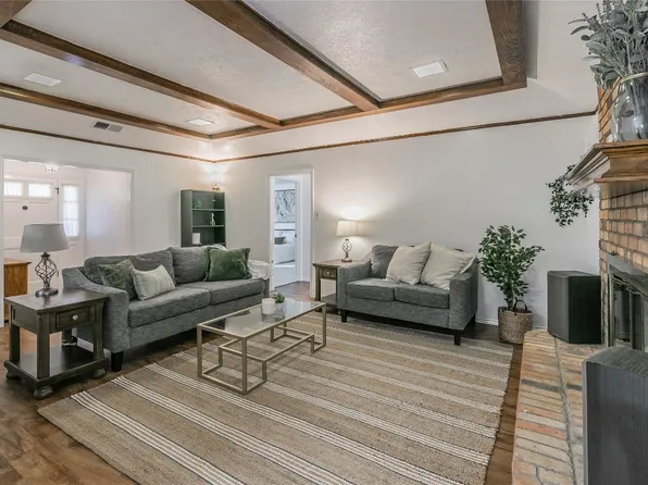 818 S Ridgeway Dr, Cleburne, TX 76033