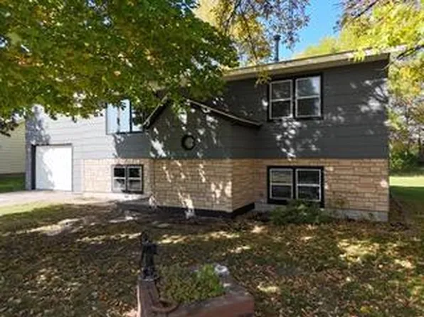 640 Ranchwood Dr, Bird Island, MN 55310