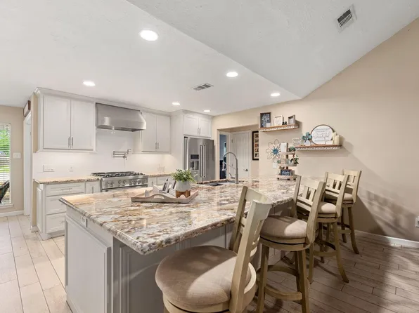 1103 Pinecroft Dr, Sugar Land, TX 77498