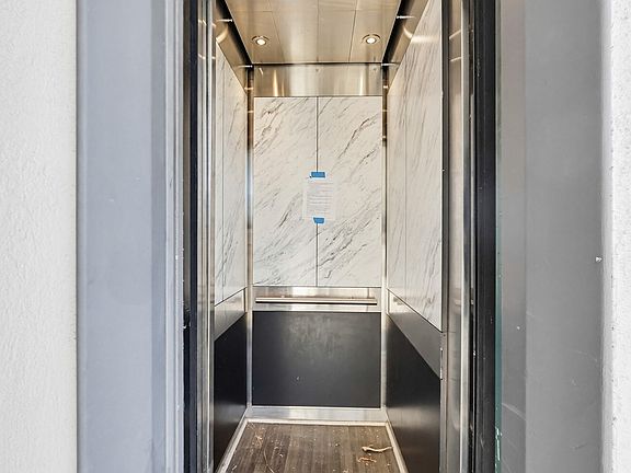 2nd image of 925-927 N San Vicente Blvd #3B
