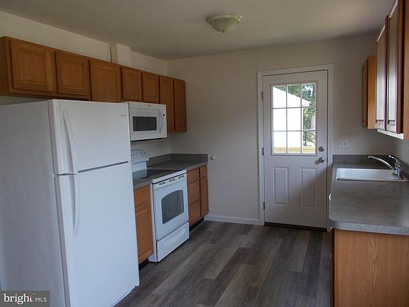 4th image of 18 Glenwood Dr
